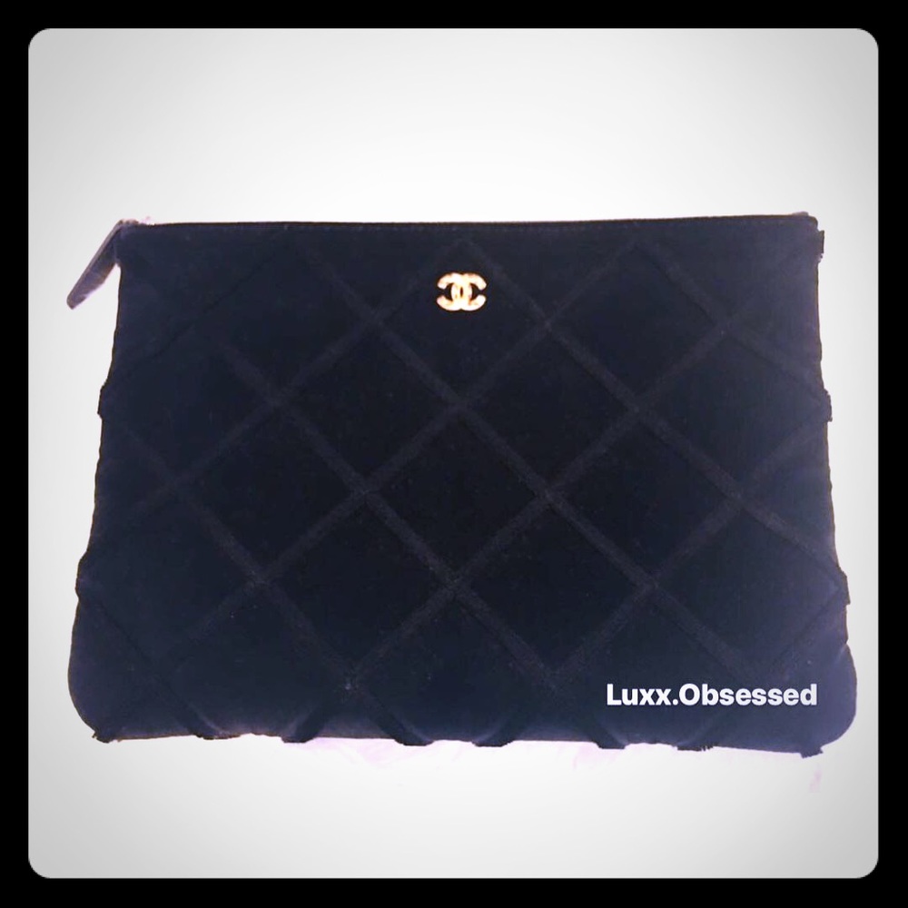 ❌SOLD❌ Pre-❤️ CHANEL black velvet O-case with GHW.